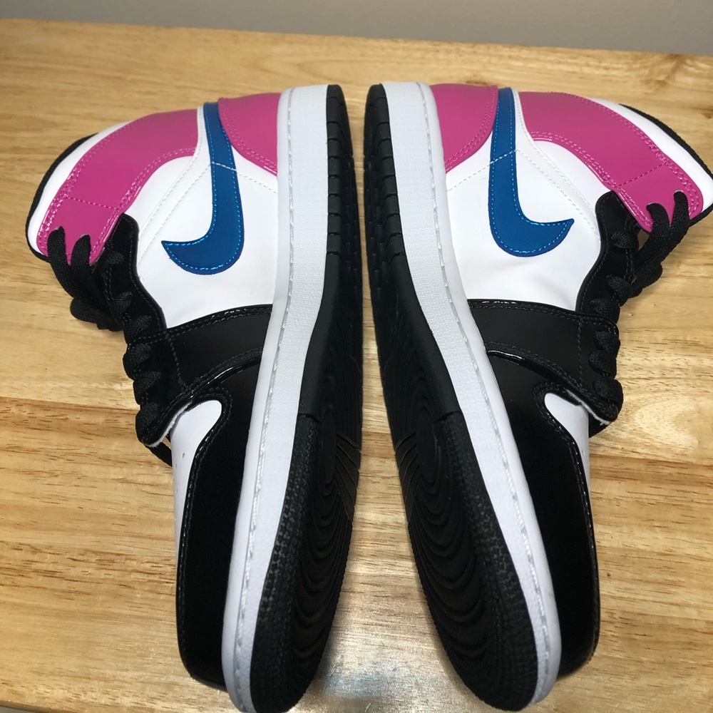 ‼️SOLD‼️NIKE AIR JORDAN 1 MID SE SNEAKERS - Picture 5 of 8